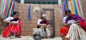 El tejido de sombreros y de bolsos de paja toquilla es una tradici&oacute;n  arraigada en Bibli&aacute;n, que se transmite entre las generaciones.