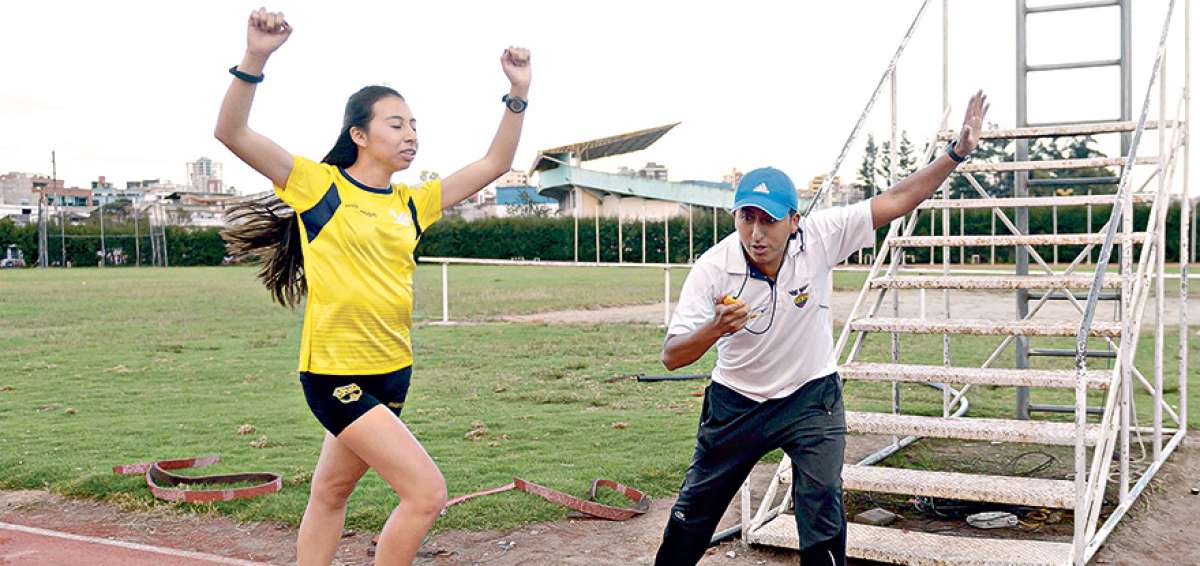 Javier Cayambe dirige a Mar&iacute;a Bel&eacute;n Villalba, campeona sudamericana juvenil en los 5.000 metros marcha. 
