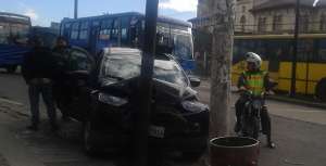 El choque de un veh&iacute;culo contra un poste se registr&oacute; hoy en el norte de la capital. Foto: Nelson Silva 
