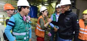 El segundo mandatario saluda a los trabajadores que construyeron la hidroel&eacute;ctrica Sopladora.