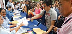M&aacute;s de 5.000 postulantes aplicaron a 1.000 puestos en la feria de empleo de Guayaquil en octubre de 2017.