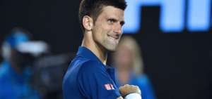 Djokovic supera a Federer y espera rival en la final de Australia