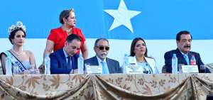 El ministro de Transporte y Obras P&uacute;blicas, Boris Palacios, mientras suscribe el acta de aprobaci&oacute;n del proyecto del Viaducto Sur de Guayaquil.