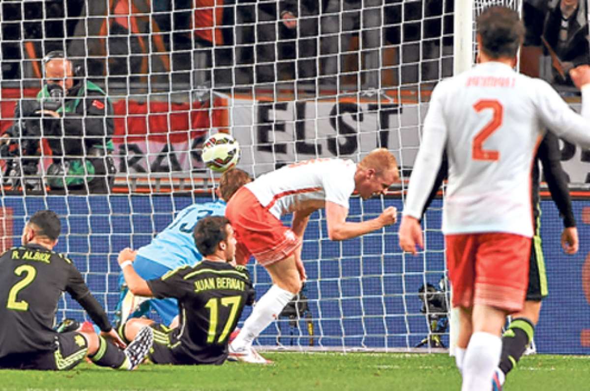 Davy Klaassen (c) festeja el segundo tanto de su selecci&oacute;n en el partido amistoso que se jug&oacute; ayer en el estadio &Aacute;msterdam Arena. Foto: AFP