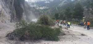 Municipio de Quito realiza limpieza de la v&iacute;a Sim&oacute;n Bol&iacute;var por temblor