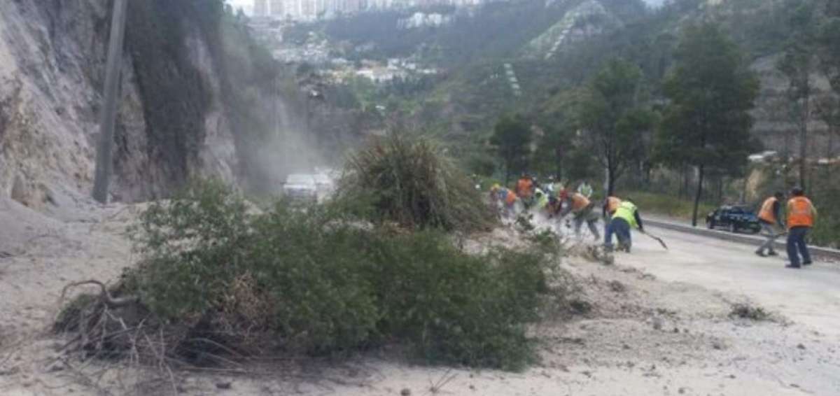 Municipio de Quito realiza limpieza de la v&iacute;a Sim&oacute;n Bol&iacute;var por temblor