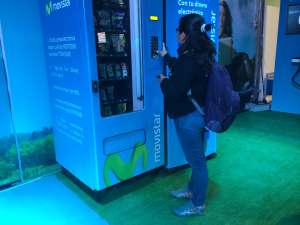 Una participante del Campus Party usa el dinero electr&oacute;nico para comprar un snack. Foto: Michelle Gachet/El Tel&eacute;grafo
