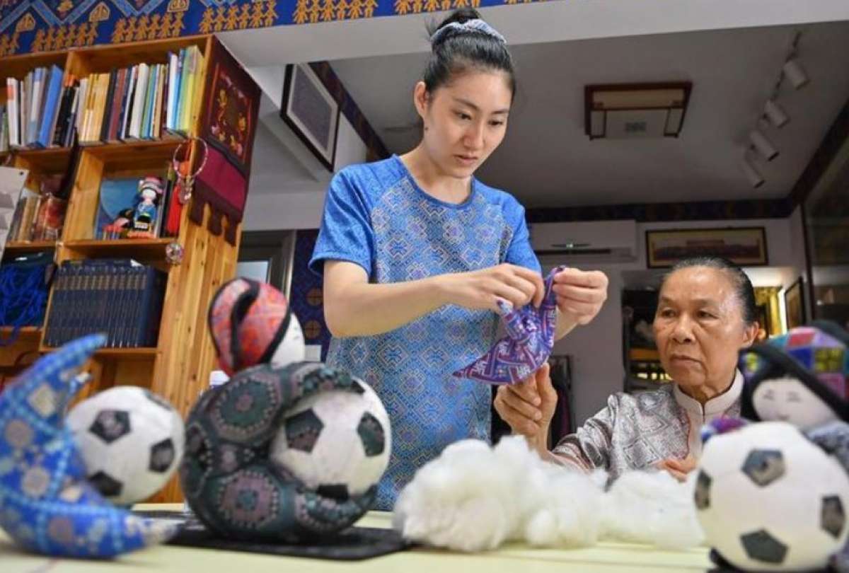 Milenaria t&eacute;cnica de brocado chino se al&iacute;a con el Mundial y conquista mercados internacionales