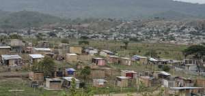 El sector de Monte Sina&iacute; es una invasi&oacute;n en proceso de regularizaci&oacute;n. Las viviendas en su mayor&iacute;a son peque&ntilde;as, hechas de ca&ntilde;a y con un solo ambiente.