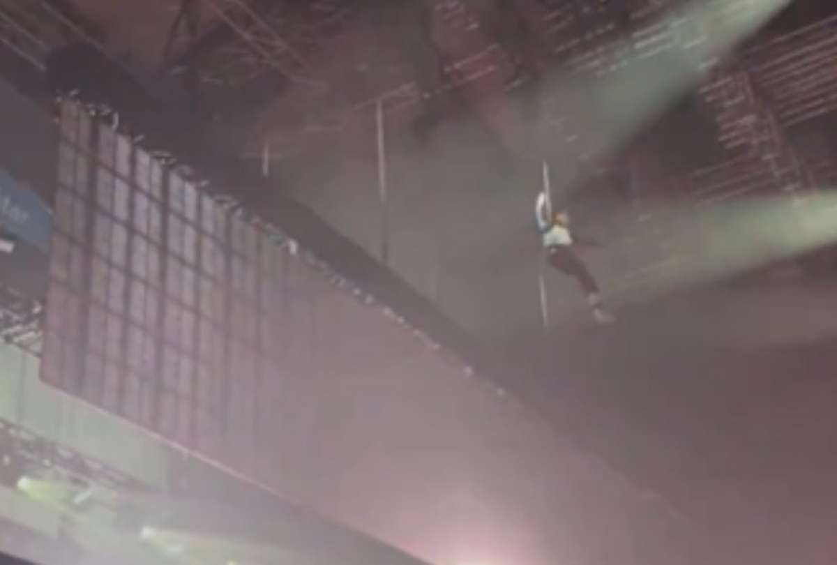 &iexcl;Susto en pleno show! Rapero cae 20 metros abajo en un concierto