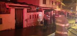 Personal del Cuerpo de Bomberos de Cuenca acudi&oacute; a sofocar las llamas en la vivienda afectado en Totoracocha. 