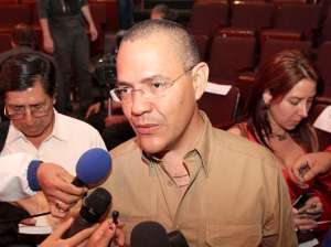 Expertos analizan el poder de los medios privados en los gobiernos de derecha