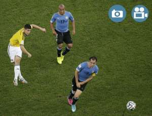 James Rodr&iacute;guez (i.) en el momento de anotar el gol que est&aacute; nominado para el premio Puskas a mejor gol del a&ntilde;o. Foto: Archivo