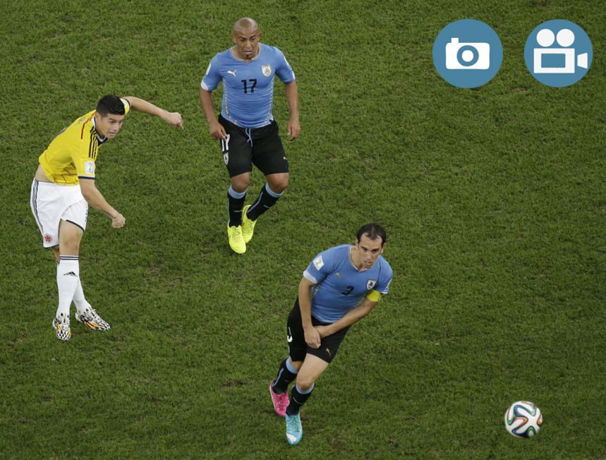 James Rodr&iacute;guez (i.) en el momento de anotar el gol que est&aacute; nominado para el premio Puskas a mejor gol del a&ntilde;o. Foto: Archivo
