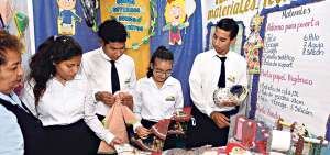 Alumnos de la unidad educativa especializada Anne Sullivan exhibieron art&iacute;culos para el hogar creados con materiales reciclados.