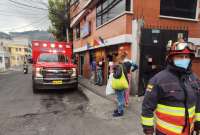 Bomberos de Quito atendieron a dos personas afectadas por una fuga de gas
