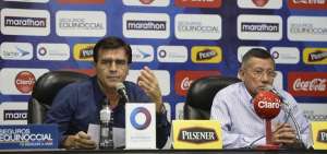 Gustavo Quinteros (izq.), DT de la selecci&oacute;n ecuatoriana, junto con Carlos Villac&iacute;s, presidente de la Ecuaf&uacute;tbol.
