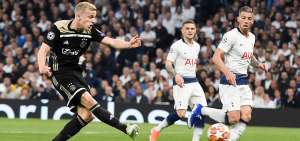 Donny Van de Beek ingresa entre los zagueros ingleses y aprovecha un pase a ras de piso y profundo; amaga con rematar en primera instancia y luego define bajo y esquinado al brazo derecho del arquero franc&eacute;s Hugo Lloris.