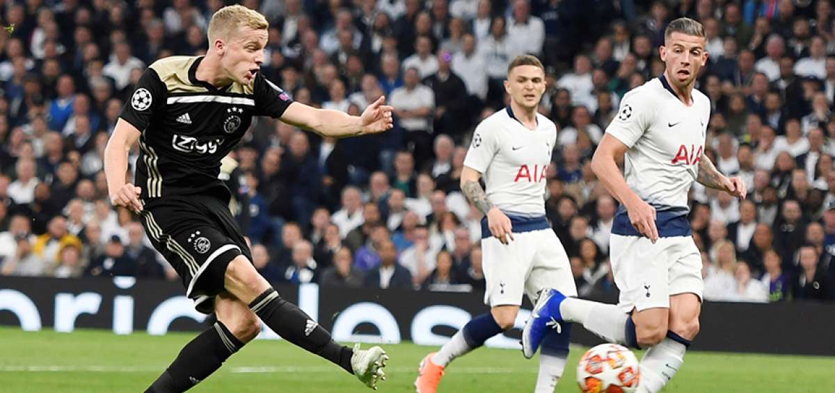 Donny Van de Beek ingresa entre los zagueros ingleses y aprovecha un pase a ras de piso y profundo; amaga con rematar en primera instancia y luego define bajo y esquinado al brazo derecho del arquero franc&eacute;s Hugo Lloris.