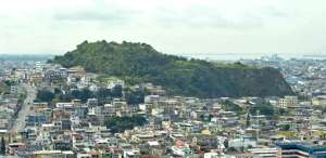 El cerro El Para&iacute;so, que limita con la ciudadela Bellavista, cuenta con un mirador desde donde se puede apreciar gran parte del per&iacute;metro urbano ubicado hacia el r&iacute;o Guayas y esteros. Fotos: Pilar Vera |  El Tel&eacute;grafo