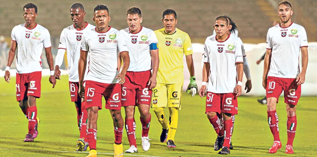 Jugadores de Liga de Loja, durante uno de los encuentros del campeonato ecuatoriano de f&uacute;tbol. Foto: Archivo / El Tel&eacute;grafo.