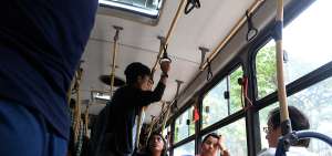 La gr&aacute;fica muestra c&oacute;mo ocurre el acoso en el interior de los transportes. Las afectadas, en esos casos, pueden enviar un mensaje de texto gratuito al n&uacute;mero 6367 y unirse a &lsquo;B&aacute;jale al acoso&rsquo;.