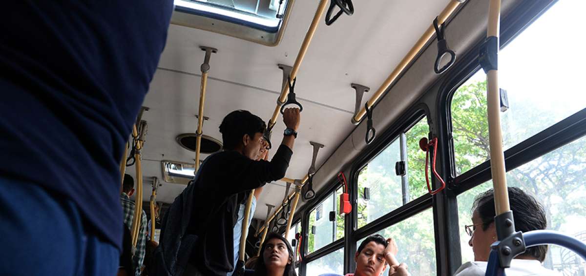 La gr&aacute;fica muestra c&oacute;mo ocurre el acoso en el interior de los transportes. Las afectadas, en esos casos, pueden enviar un mensaje de texto gratuito al n&uacute;mero 6367 y unirse a &lsquo;B&aacute;jale al acoso&rsquo;.