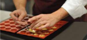 Chef ofrece clase virtual sobre cocinar a la parrilla