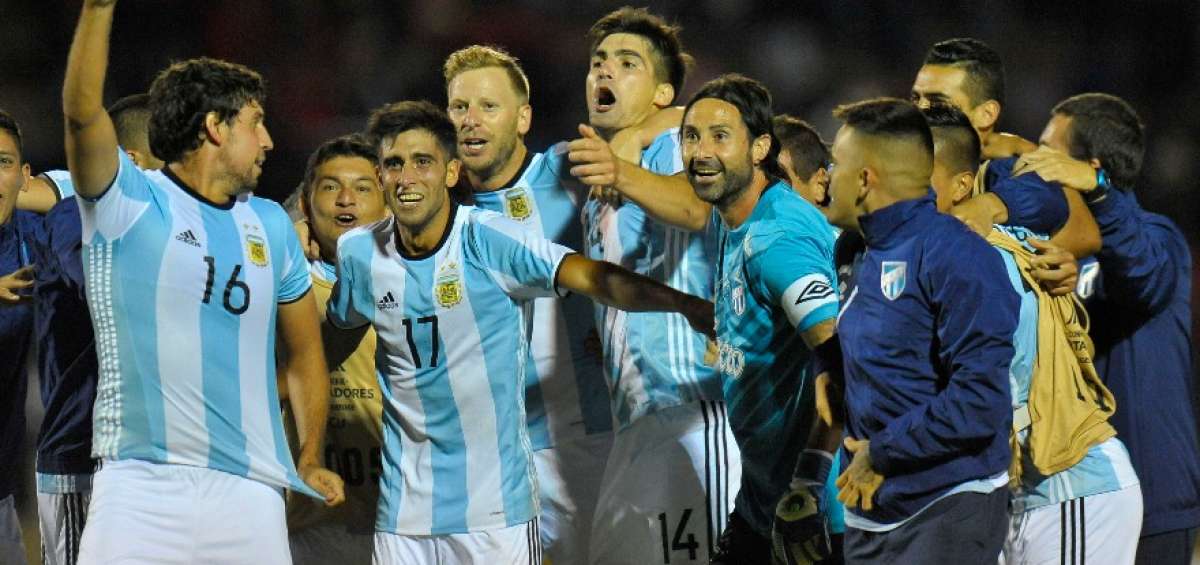 Los futbolistas del Atl&eacute;tico Tucum&aacute;n festejan el triunfo en Quito sobre El Nacional. El club argentino no lleg&oacute; a la hora indicada y compiti&oacute; con uniforme prestado.