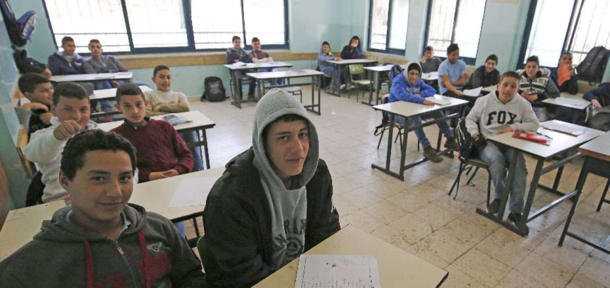 Los estudiantes palestinos reciben clases en la secundaria Amin Al Husseini. Ellos conocen familiares que han sido afectados por el conflicto.