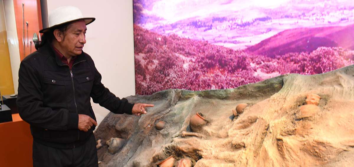 Miguel Dui, gu&iacute;a del museo arqueol&oacute;gico, muestra las piezas de la cultura que se exhiben en los salones.