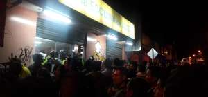 Los incidentes se produjeron en la calle 13 de junio e Inti&ntilde;an. Cinco antisociales se escondieron en un restaurante.  