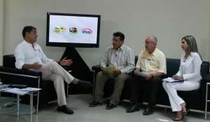 El presidente Rafael Correa ofreci&oacute; una entrevista a medios de comunicaci&oacute;n de Urdaneta, donde se instal&oacute; hoy el Gabinete Itinerante. Foto: Cortes&iacute;a Presidencia