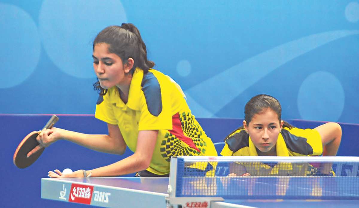 Nathaly Paredes (izq.) se apresta para realizar un saque, junto a su compa&ntilde;era Mylena Plaza, en la final de tenis de mesa contra Venezuela. Foto: cortes&iacute;a Ministerio del Deporte