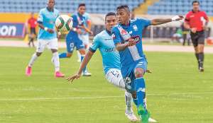 Miler Bola&ntilde;os fue la figura de su equipo y de la jornada, al convertir los tres goles con los que Emelec venci&oacute; el domingo pasado a Universidad Cat&oacute;lica. Foto: John Guevara / El Tel&eacute;grafo