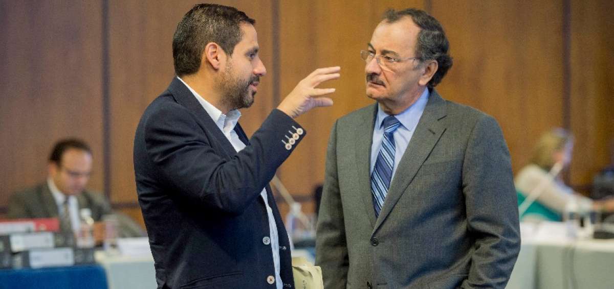 El contralor Carlos P&oacute;lit (d) acudi&oacute; a la Asamblea.