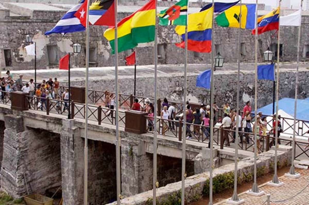 La Fortaleza de San Carlos de La Caba&ntilde;a es la sede principal de la Feria Internacional del Libro de La Habana. Ah&iacute; se forman filas de cantidades ingentes de curiosos y lectores cada a&ntilde;o. 