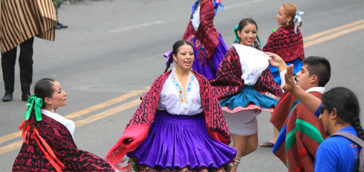 El desfile c&iacute;vico-militar realizado por la avenida Huayna-C&aacute;pac concentr&oacute; a miles de turistas que festejaron los 196 a&ntilde;os de Independencia de Cuenca.   