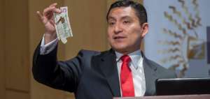 Rodrigo Landeta, subgerente general del Banco Central del Ecuador (BCE), muestra el tipo de billetes que la ciudadan&iacute;a podr&aacute; canjear solo hasta el 15 de octubre pr&oacute;ximo.