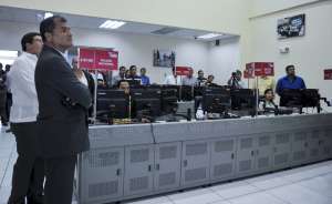 El Mandatario recibi&oacute; una explicaci&oacute;n sobre el funcionamiento que tendr&aacute; el centro del Ecu 911 Gal&aacute;pagos. Foto: Miguel Jim&eacute;nez/El Tel&eacute;grafo