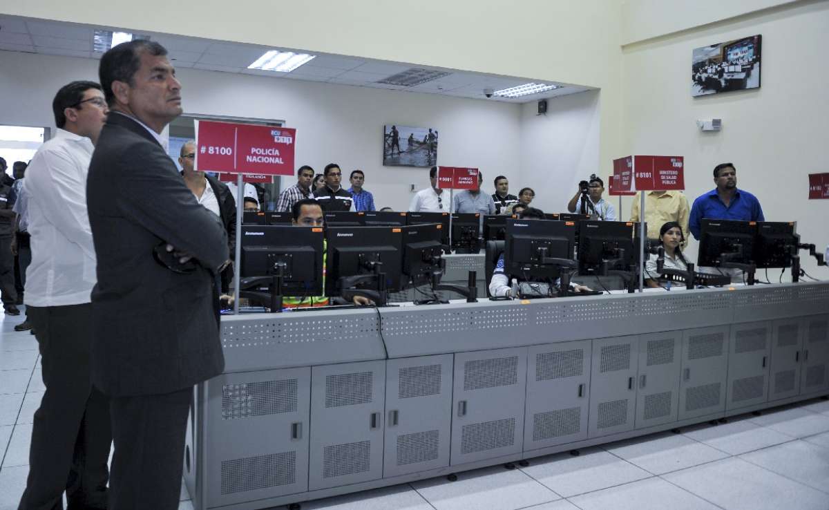 El Mandatario recibi&oacute; una explicaci&oacute;n sobre el funcionamiento que tendr&aacute; el centro del Ecu 911 Gal&aacute;pagos. Foto: Miguel Jim&eacute;nez/El Tel&eacute;grafo