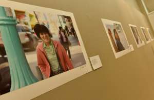 La muestra tiene 38 retratos de las personas que habitan la ciudad con sus nacionalidades y expresiones.