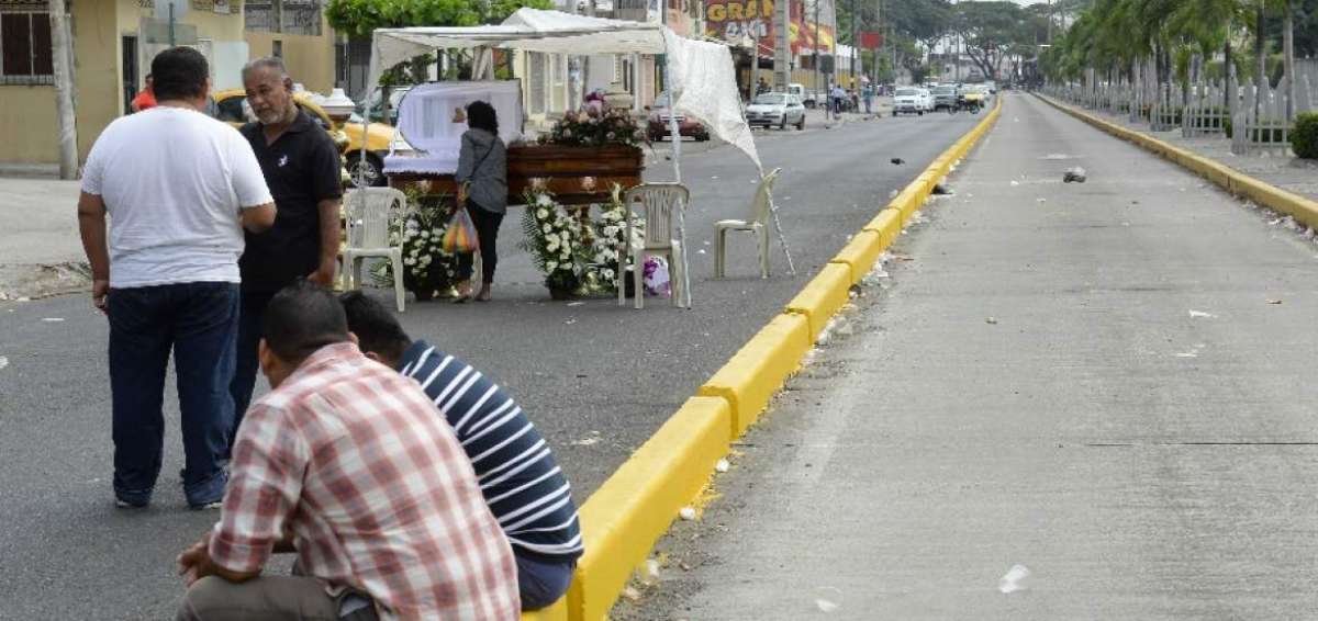 Ciudadanos cierran carriles de la metrov&iacute;a para velar a hombre arrollado por bus
