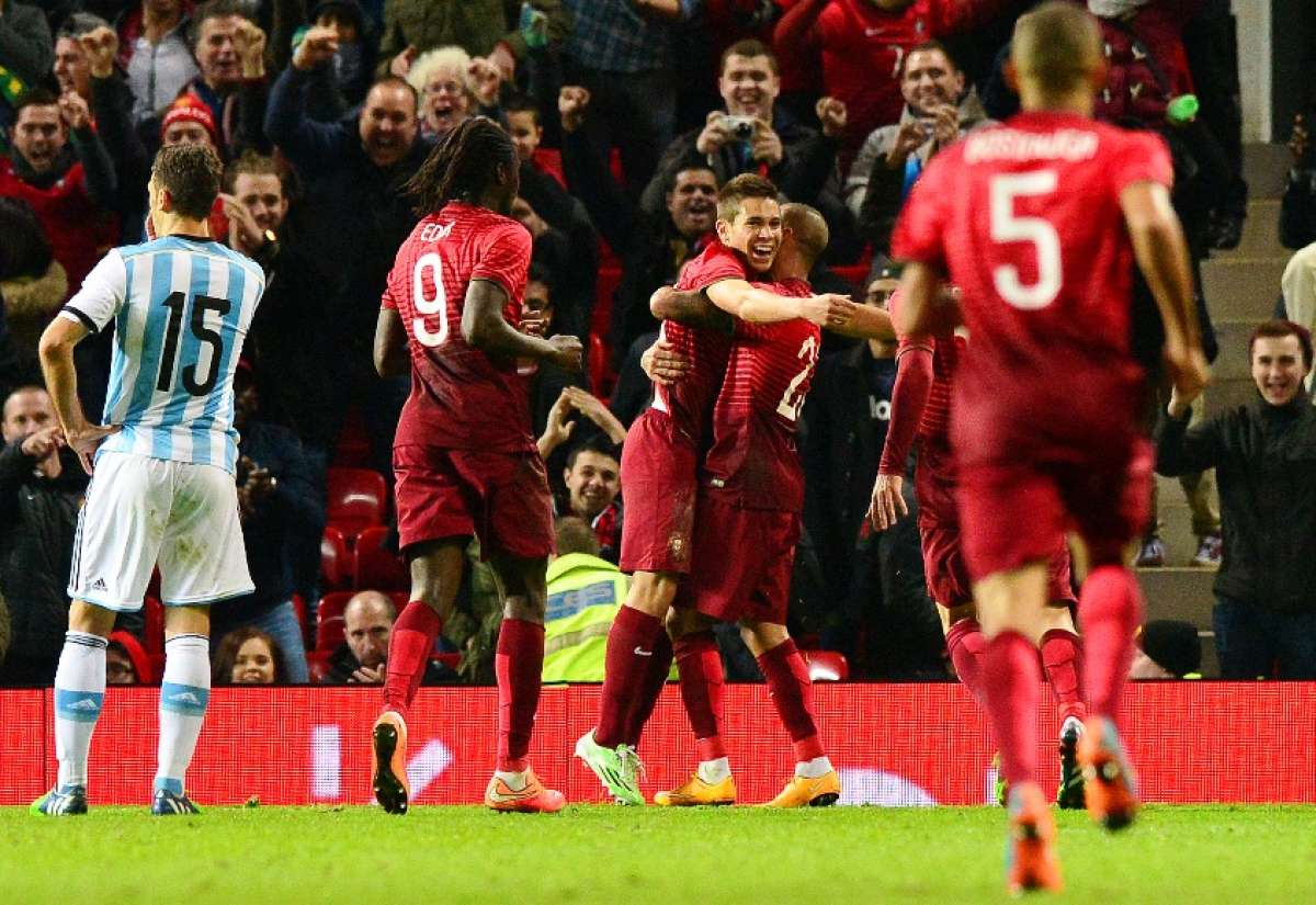 Ricardo Quaresma lanz&oacute; un centro desde la derecha que fue rematado de cabeza por Guerreiro. Foto: Agencia AFP