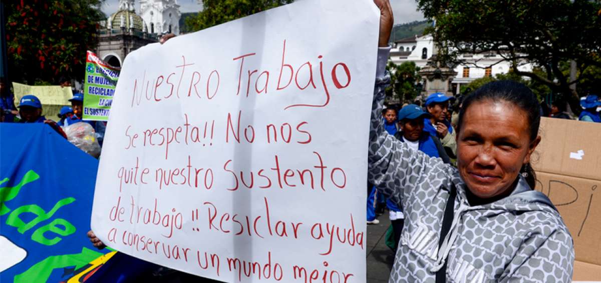 El 21 de noviembre pasado, cientos de recicladores protestaron frente al Municipio de Quito contra el plan de separaci&oacute;n de residuos de la Alcald&iacute;a.