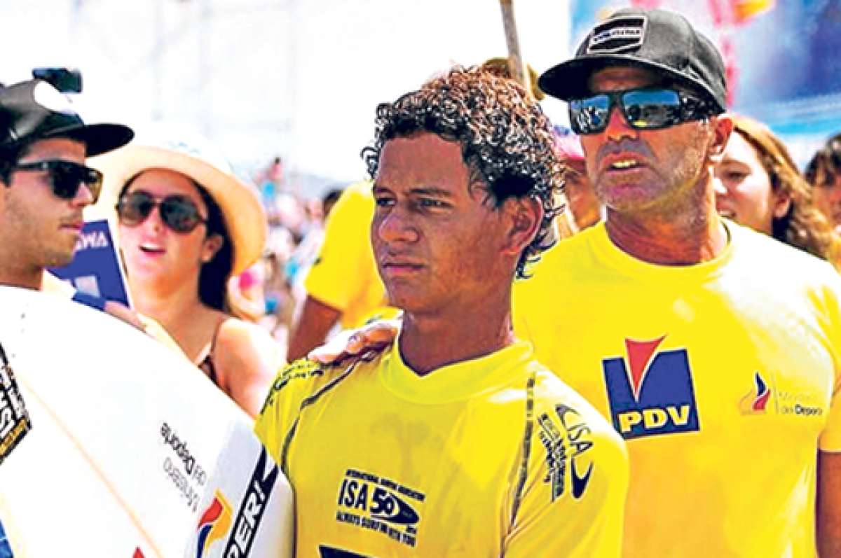 El surfista Snaider Parrales tuvo una temporada memorable, ya que avanz&oacute; hasta la quinta ronda del Mundial Junior que se efectu&oacute; en Salinas. Foto: Archivo / El Tel&eacute;grafo