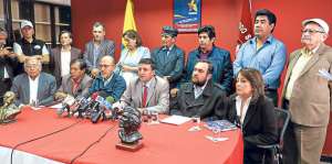 En el centro aparece el asamble&iacute;sta Fabi&aacute;n Solano, que ostenta la presidencia rotatoria del Frente Unidos. Foto: &Aacute;lvaro P&eacute;rez / El Tel&eacute;grafo
