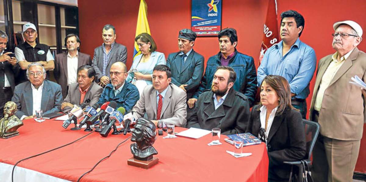 En el centro aparece el asamble&iacute;sta Fabi&aacute;n Solano, que ostenta la presidencia rotatoria del Frente Unidos. Foto: &Aacute;lvaro P&eacute;rez / El Tel&eacute;grafo