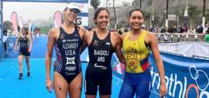 La argentina Romina Biagioli (centro), la ecuatoriana Paula Jara (der.) y la estadounidense Sarah Alexander posan al finalizar de la prueba.     