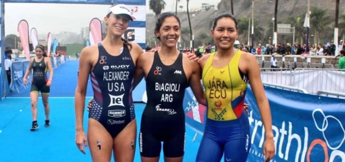 La argentina Romina Biagioli (centro), la ecuatoriana Paula Jara (der.) y la estadounidense Sarah Alexander posan al finalizar de la prueba.     